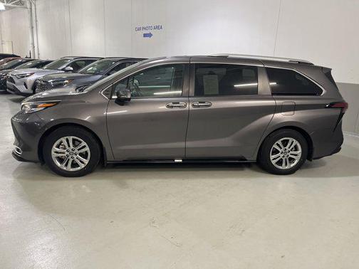 2023 Toyota Sienna Platinum