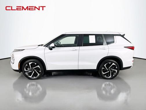 White Diamond 2023 Mitsubishi Outlander SE S-AWC