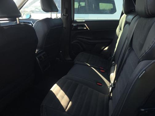 White Diamond 2023 Mitsubishi Outlander SE 2.5 S-AWC