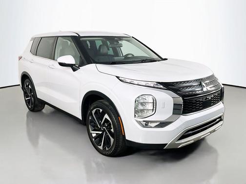 White Diamond 2023 Mitsubishi Outlander SE S-AWC