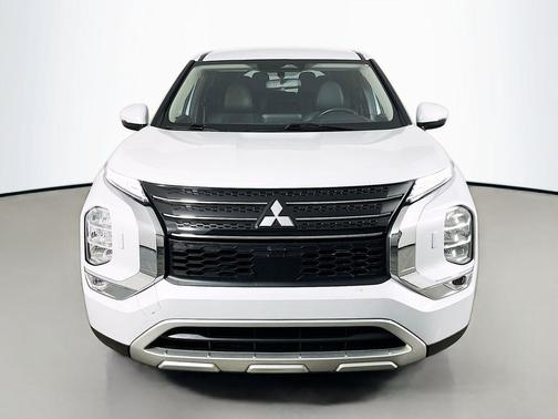 White Diamond 2023 Mitsubishi Outlander SE S-AWC
