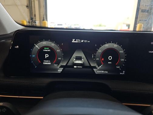 Everest White Pearl Tricoat/Black Diamond Pearl 2023 Nissan ARIYA VENTURE+