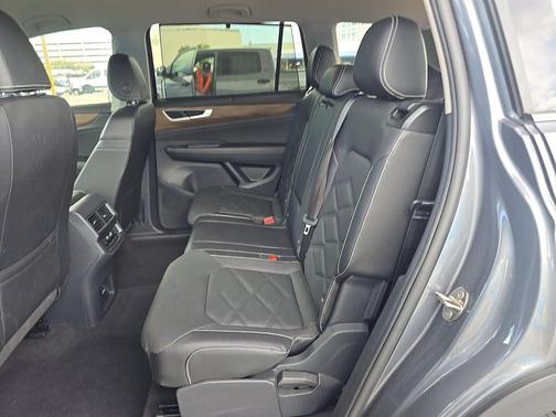 Platinum Gray Metallic 2025 Volkswagen Atlas 2.0T SE w/Technology