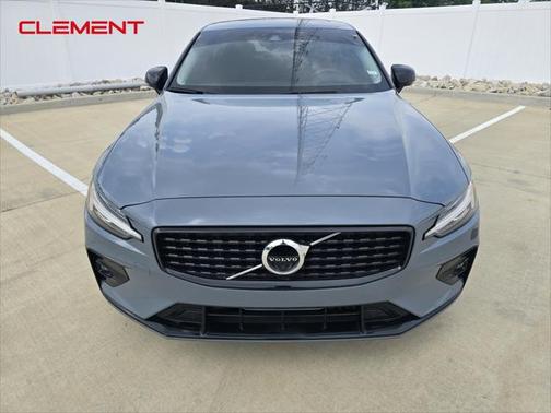 2022 Volvo S60 T5 Momentum