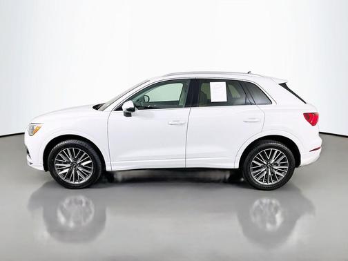 Glacier White Metallic 2022 Audi Q3 40 Premium