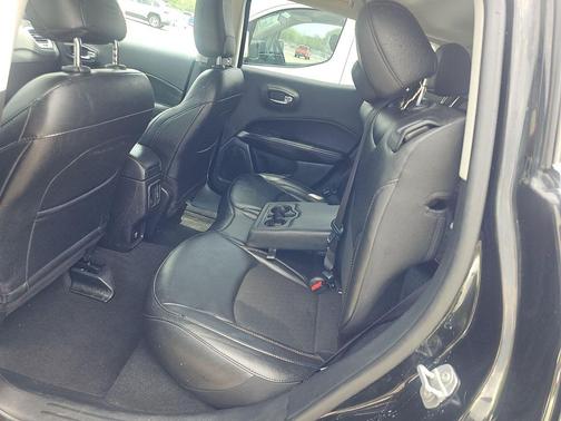 Diamond Black Crystal Pearlcoat 2020 Jeep Compass Latitude