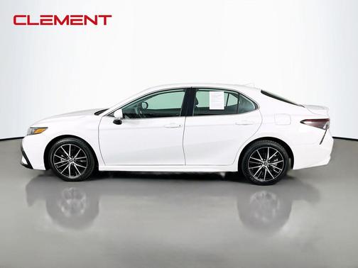 White 2022 Toyota Camry SE