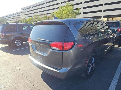 Granite Crystal Metallic Clearcoat 2020 Chrysler Pacifica Touring