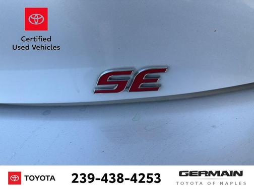 Wind Chill Pearl/Midnight Black Metallic 2022 Toyota Corolla Hatchback SE