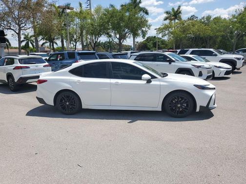 Ice Cap 2026 Toyota Camry SE