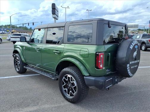 ERUPTION GREEN METALLIC 2022 Ford Bronco OUTER BANKS