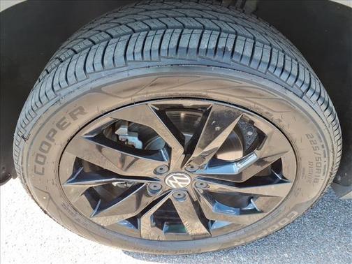 Platinum Gray Metallic 2022 Volkswagen Taos 1.5T SE