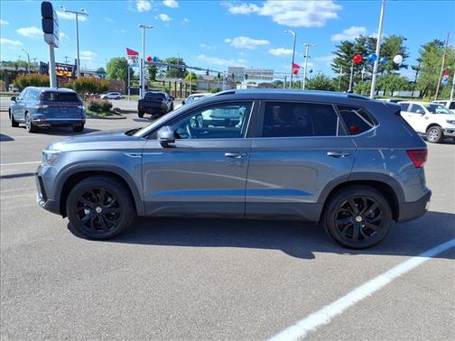 Platinum Gray Metallic 2022 Volkswagen Taos 1.5T SE