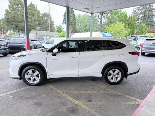 White 2021 Toyota Highlander Hybrid LE