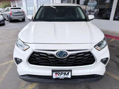 White 2021 Toyota Highlander Hybrid LE