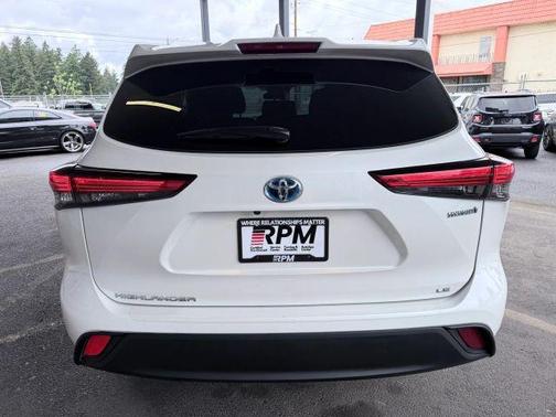 White 2021 Toyota Highlander Hybrid LE