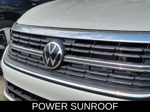 Opal White Pearl Effect 2024 Volkswagen Jetta 1.5T SE