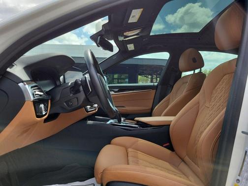 Alpine White 2022 BMW 530 i