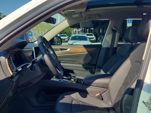 Pure White 2024 Volkswagen Atlas 2.0T SE w/Technology