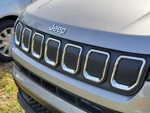 Billet Silver Metallic Clearcoat 2022 Jeep Compass Latitude