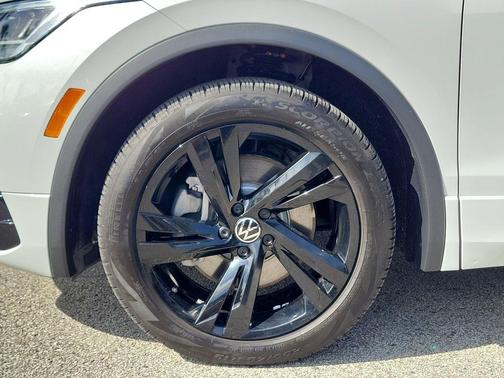 Opal White Pearl Effect 2024 Volkswagen Tiguan 2.0T SE R-Line Black