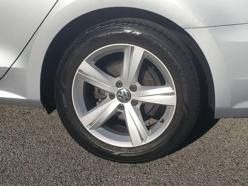 2014 Volkswagen Passat 1.8T Auto Wolfsburg Ed