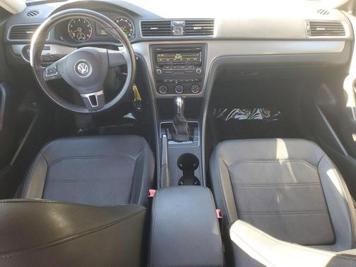 2014 Volkswagen Passat 1.8T Auto Wolfsburg Ed