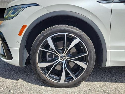 Oryx White Pearl Effect 2022 Volkswagen Tiguan 2.0T SEL R-Line
