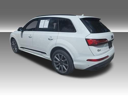 2022 Audi Q7 45 Premium Plus