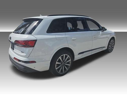 2022 Audi Q7 45 Premium Plus