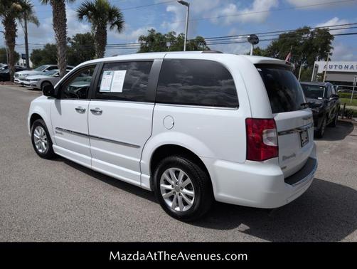2016 Chrysler Town & Country Limited Platinum