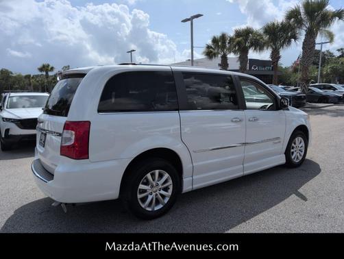 2016 Chrysler Town & Country Limited Platinum