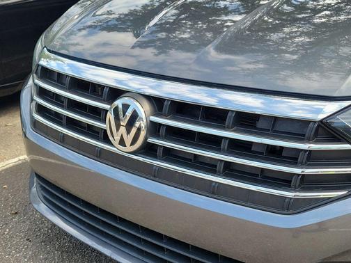 Platinum Gray Metallic 2019 Volkswagen Jetta 1.4T SE