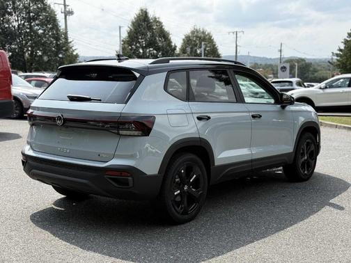2025 Volkswagen Taos 1.5T SE Black