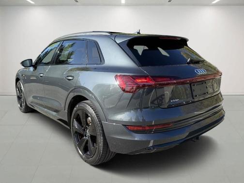 2022 Audi e-tron Premium Plus