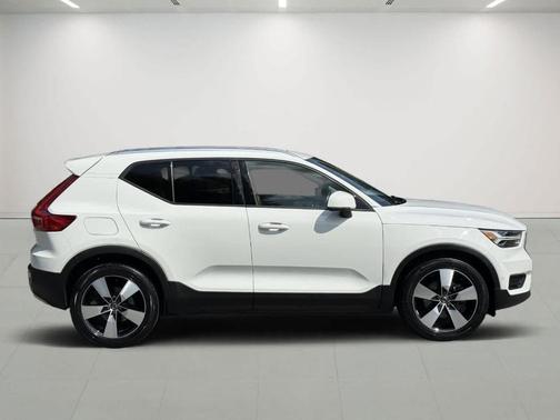 2019 Volvo XC40 T5 Momentum