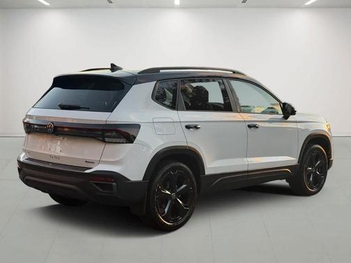 2025 Volkswagen Taos 1.5T SE Black