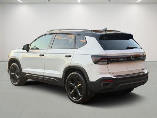 2025 Volkswagen Taos 1.5T SE Black