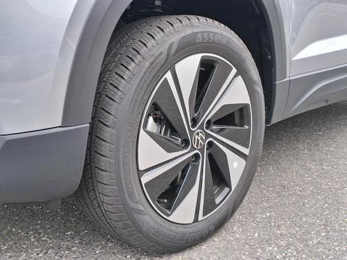 Pyrite Silver Metallic 2026 Volkswagen Taos 1.5T SE