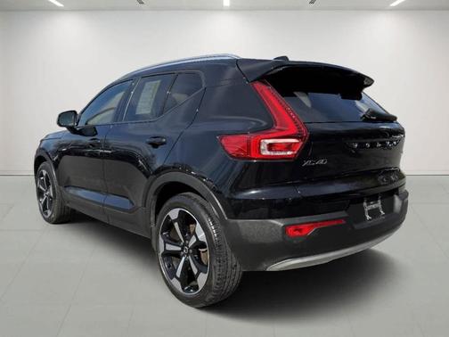 2022 Volvo XC40 T5 Momentum