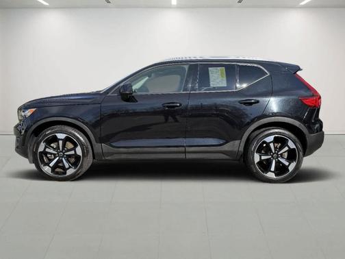 2022 Volvo XC40 T5 Momentum