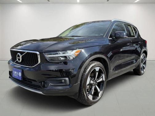 2022 Volvo XC40 T5 Momentum