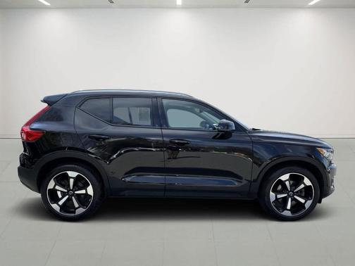 2022 Volvo XC40 T5 Momentum