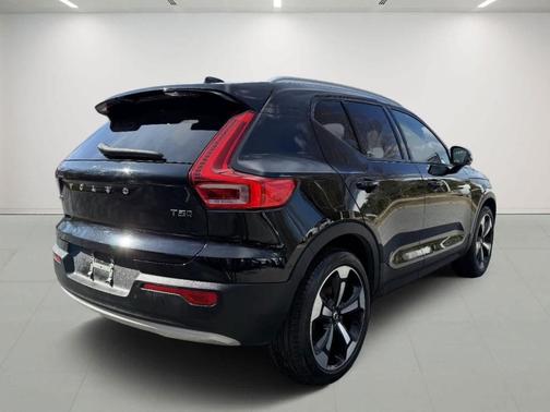 2022 Volvo XC40 T5 Momentum