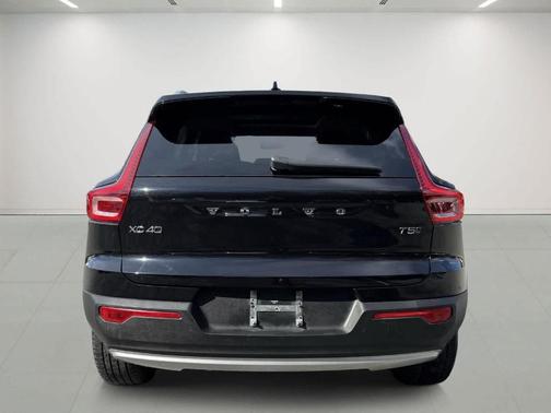 2022 Volvo XC40 T5 Momentum