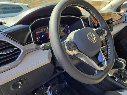 2025 Volkswagen Taos 1.5T SEL