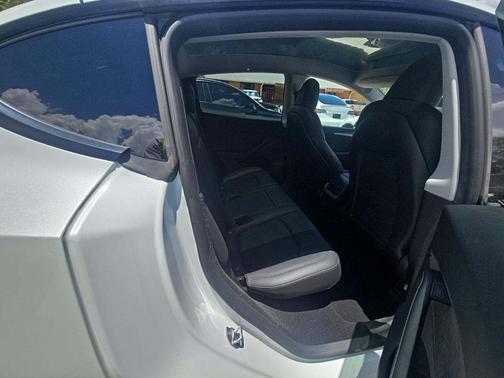 WHITE 2023 Tesla Model Y Long Range