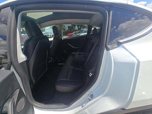 WHITE 2023 Tesla Model Y Performance