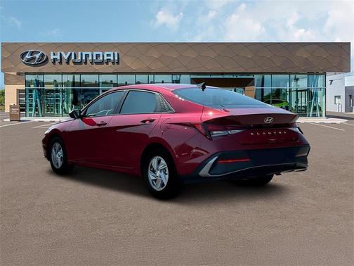 2025 Hyundai ELANTRA SE