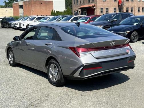 2024 Hyundai ELANTRA SE